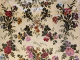 une photo d'un tapis sur lequel figure un bouquet de fleurs