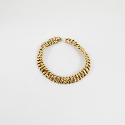un bracelet à chaîne en or avec un fermoir sur fond blanc