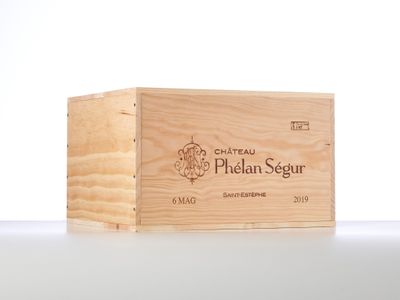 the wooden box is empty and ready to be filled with wine