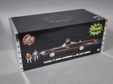 Coffret comprenant la Batmobile de la série télévisée classique « Batman » et une figurine du Joker