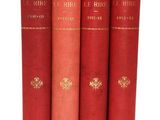 une pile de quatre livres rouges posés les uns sur les autres