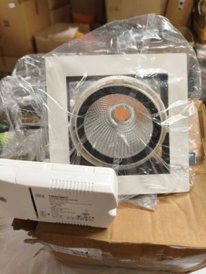 une boîte contenant un micro-ondes et un four à micro-ondes
