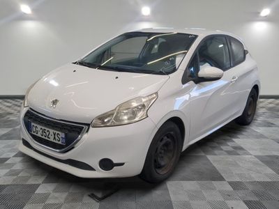 la petite voiture blanche est garée dans le garage sur un sol en damier