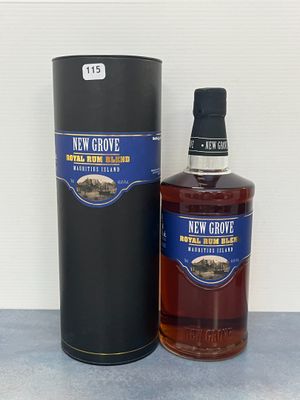 La bouteille de bourbon « New Grove Small Batch » se trouve à côté d'une boîte noire