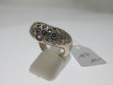une image représentant une bague en argent sertie de pierres violettes et bleues