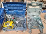 une boîte bleue contenant des outils, posée sur une table