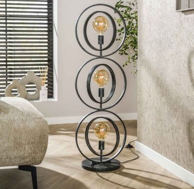 un gros plan sur une lampe posée sur une table près d'un canapé