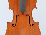 un gros plan d'un violon posé sur un pupitre, sur fond blanc