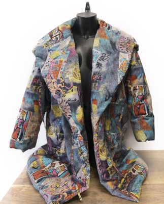 un gros plan d'un manteau posé sur un mannequin, sur une table