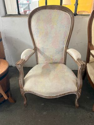 deux chaises assises l'une à côté de l'autre dans une pièce