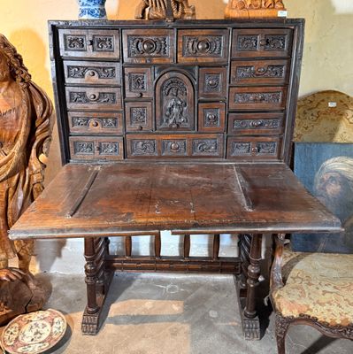 une table en bois surmontée d'un tiroir