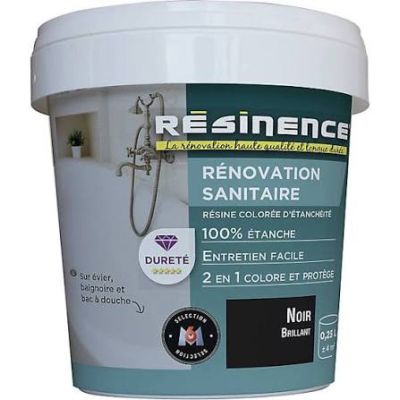 un gros plan d'un seau de peinture sur fond blanc