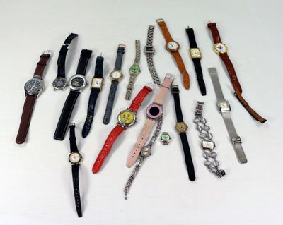 un grand nombre de montres posées sur une table