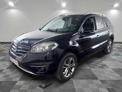 la voiture noire est garée dans le garage sur le sol en damier