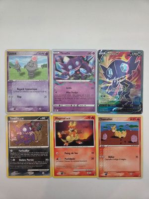 un tas de cartes pokemon posées sur une table