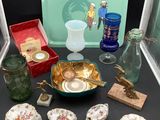 de nombreux éléments différents qui se trouvent ensemble sur la table