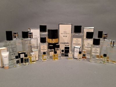 de nombreux flacons de parfum posés sur une table