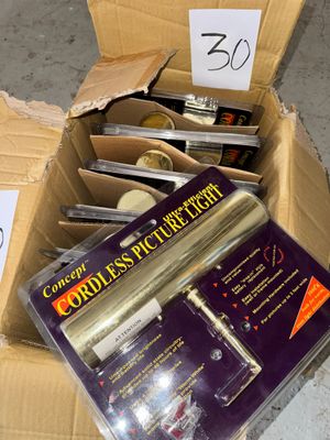 une boîte en carton remplie d'objets hétéroclites sur le sol