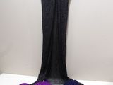 des combinaisons violettes et noires suspendues à un cintre à côté d'un haut de soutien-gorge noir