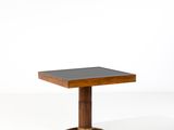une petite table carrée avec un piètement en bois et un plateau noir