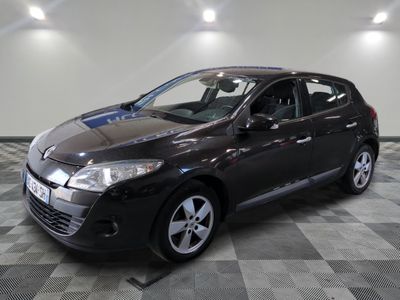 la photo d'une voiture noire garée dans une salle d'exposition