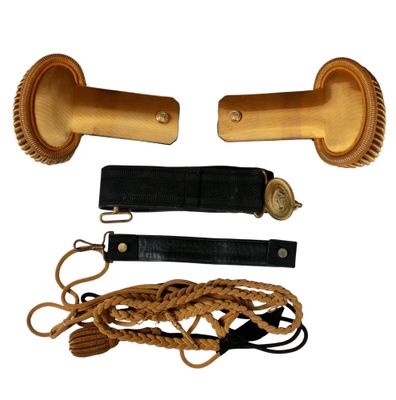 deux poignées en bois, une corde et un briquet sur fond blanc