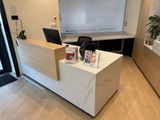 un bureau sur lequel est posé un ordinateur portable, dans un coin de la pièce