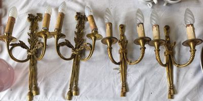 de nombreuses bougies en laiton posées sur une table