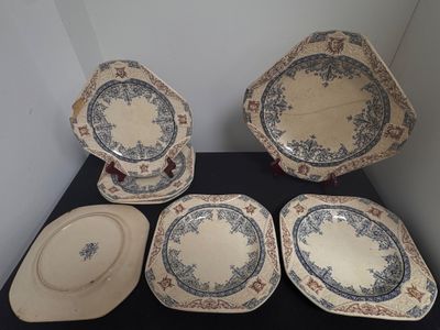Plusieurs assiettes et bols sont posés sur une table noire.