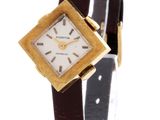 une image d'un gros plan d'une montre-bracelet sur un fond blanc