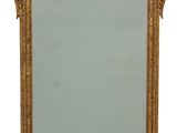 une image d'un miroir encadré d'or sur un fond blanc