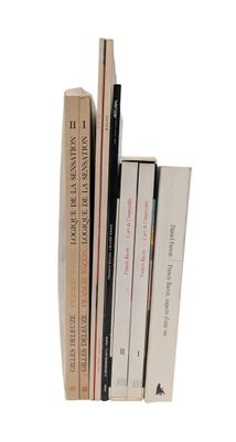 les livres sont empilés sur une surface blanche