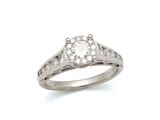 gros plan d'une bague en diamant sur fond blanc