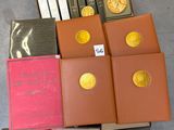 plusieurs livres sont empilés dans une boîte