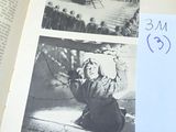un livre ouvert sur lequel figurent des photos de militaires