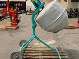 une bétonnière posée sur une palette dans un entrepôt