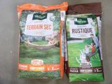 deux sacs de semences Fertirin posés sur une table