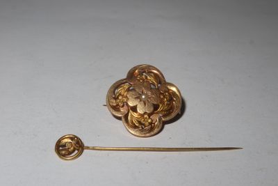 une broche en or munie d'une épingle