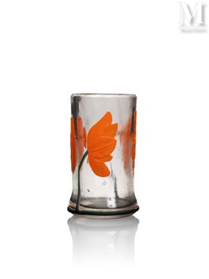 un vase en verre contenant une fleur orange