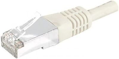 un gros plan d'un câble Ethernet blanc sur fond blanc
