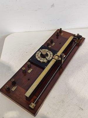 Une horloge à l'ancienne est posée sur une surface blanche.