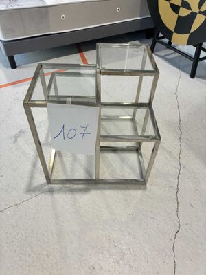 une table en verre sur laquelle est posé un panneau, au milieu d'une pièce