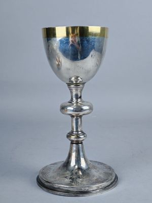 un gobelet en argent posé sur une table