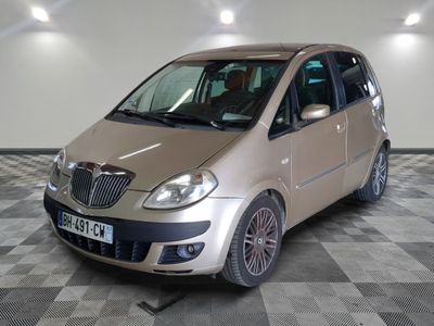 la photo d'une petite voiture garée dans un garage