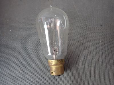 une petite ampoule posée sur une table