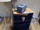 un bureau sur lequel sont posés une imprimante et une lampe