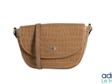 un sac à main marron posé sur une surface blanche