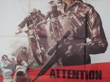 une affiche de film mettant en scène un homme tenant une arme à la main