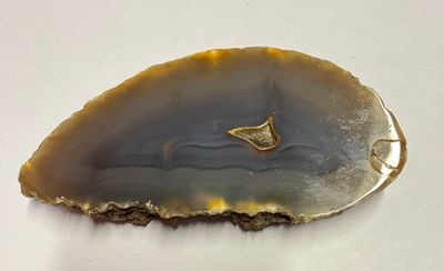 une photo d'un morceau d'agate posé sur une surface blanche