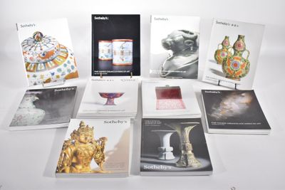 un grand nombre de livres posés sur une table